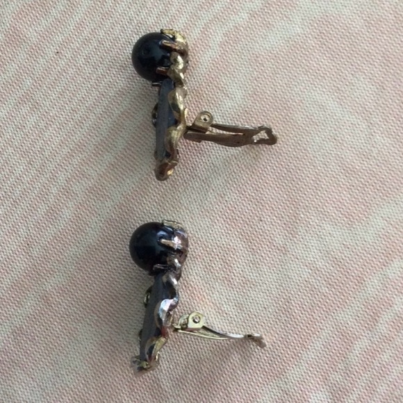 Vintage Clip on Earrings Black Beads And a Cameo face on a metal looking coin - Picture 5 of 6